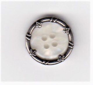 Knoflík perleťový s kovovým okrajem
